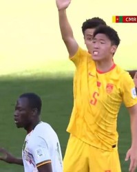 抓内鬼！国足打不了5后卫？邵佳一：确实很陌生，下半场改回4后卫
