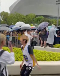 开云体育下载-马健：詹姆斯中国行混入库里球迷 双方网上激烈对立&amp;线下一团和气