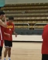 开云体育下载-备战八强赛前训练 男篮助教李昂单独指导王俊杰 期待今晚精彩表现