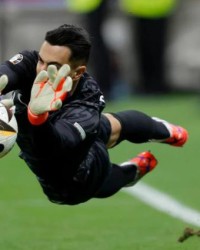 开云体育下载-点球3连扑！当年被C罗安慰的科斯塔今天救了C罗